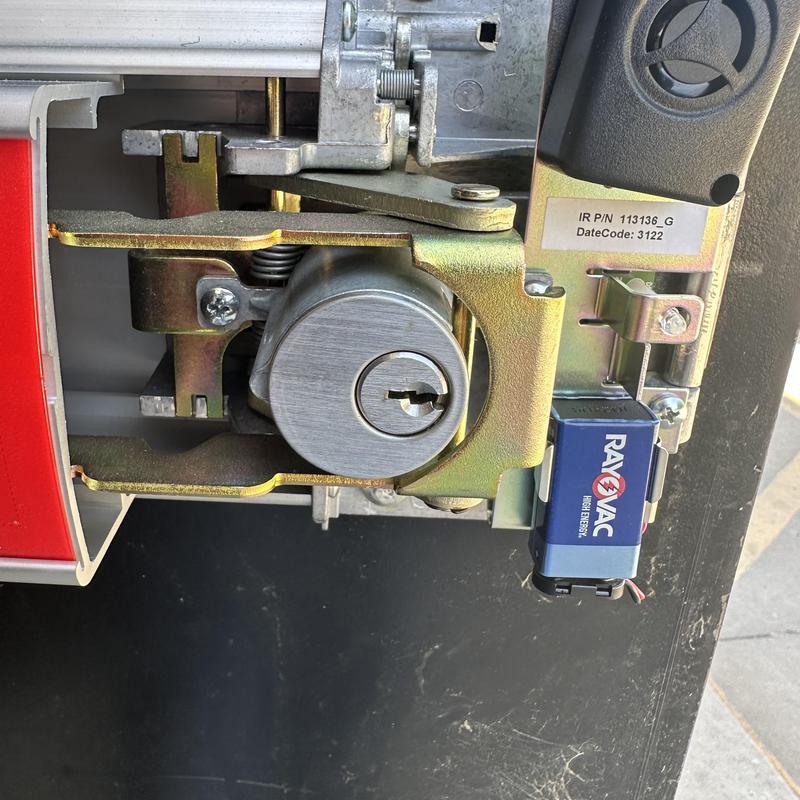 Alarmed commercial exit device rekey with battery installed Alarmed commercial exit device rekey with battery installed