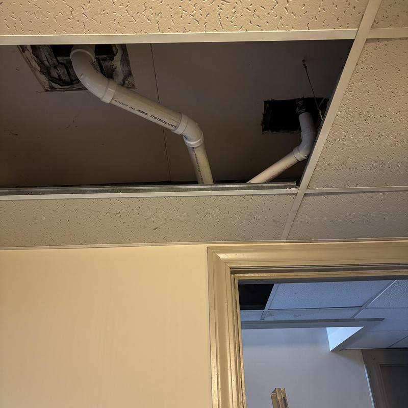 PVC drain pipe installation above drop ceiling panel PVC drain pipe installation above drop ceiling panel