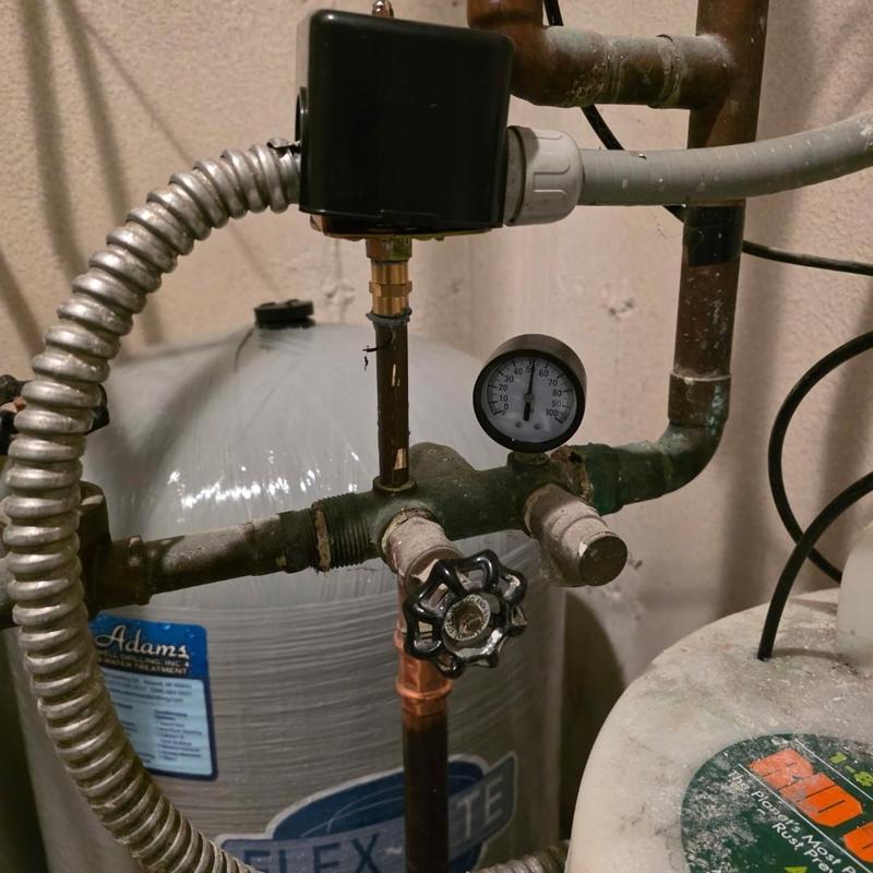 Pressure gauge and pressure switch on well system