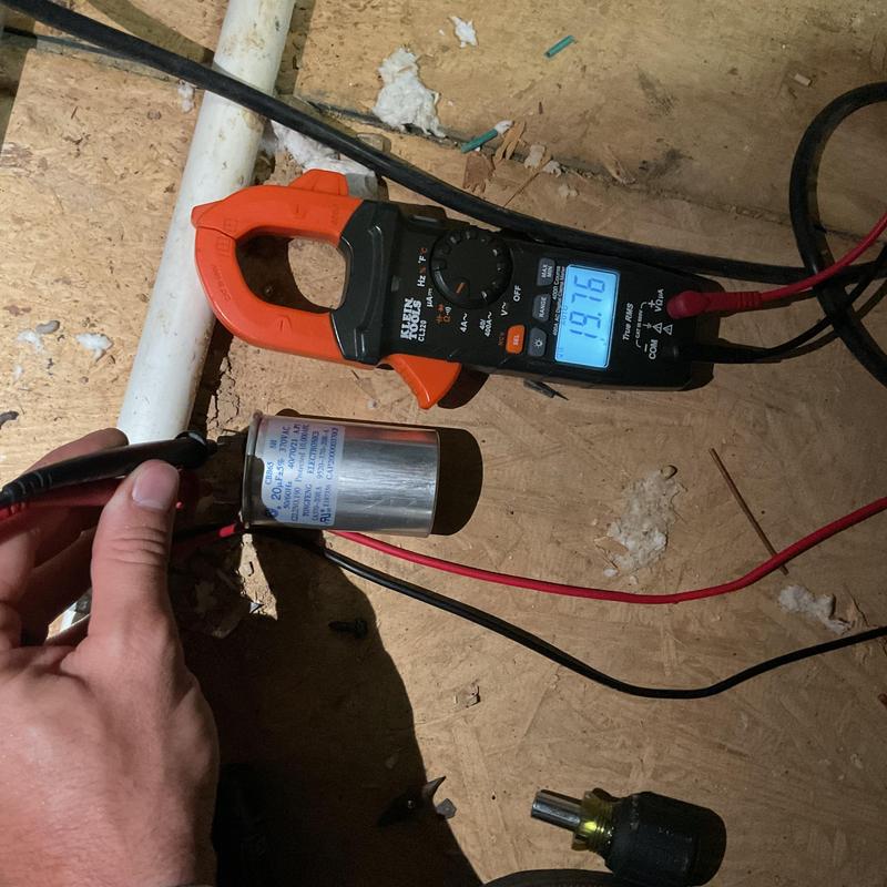 Dual run capacitor testing with clamp meter Dual run capacitor testing with clamp meter