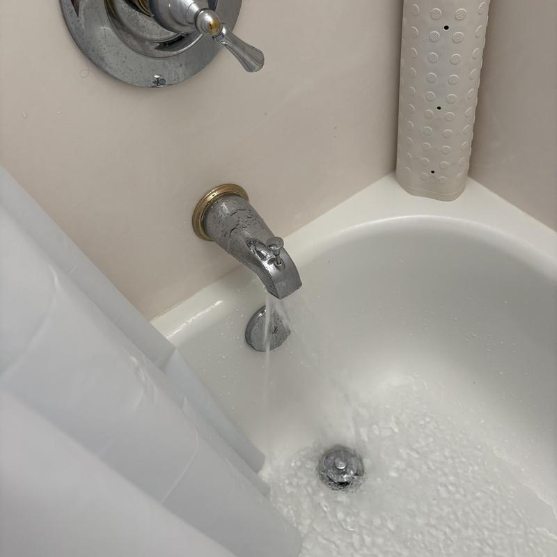 Bathtub spout with water flow and faucet handle