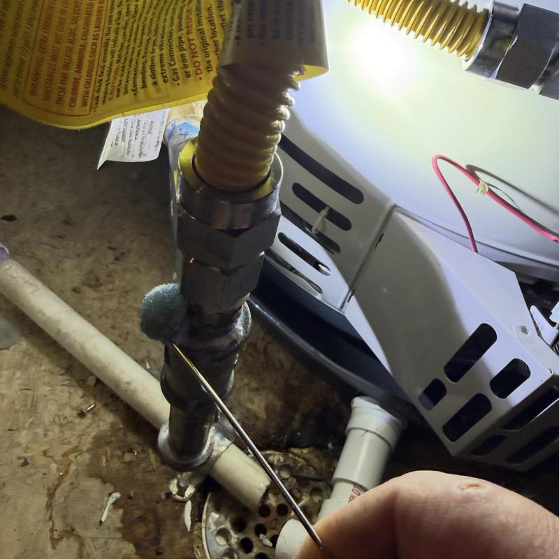 Gas line connection with leak detection tool Gas line connection with leak detection tool