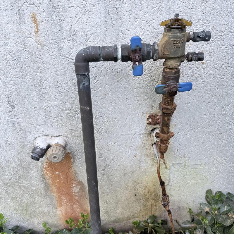 Vacuum breaker and silcock water pipe assembly outdoors