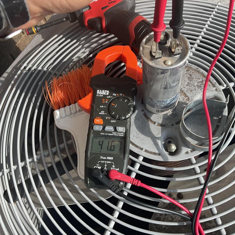 Dual run capacitor testing with digital clamp meter Dual run capacitor testing with digital clamp meter
