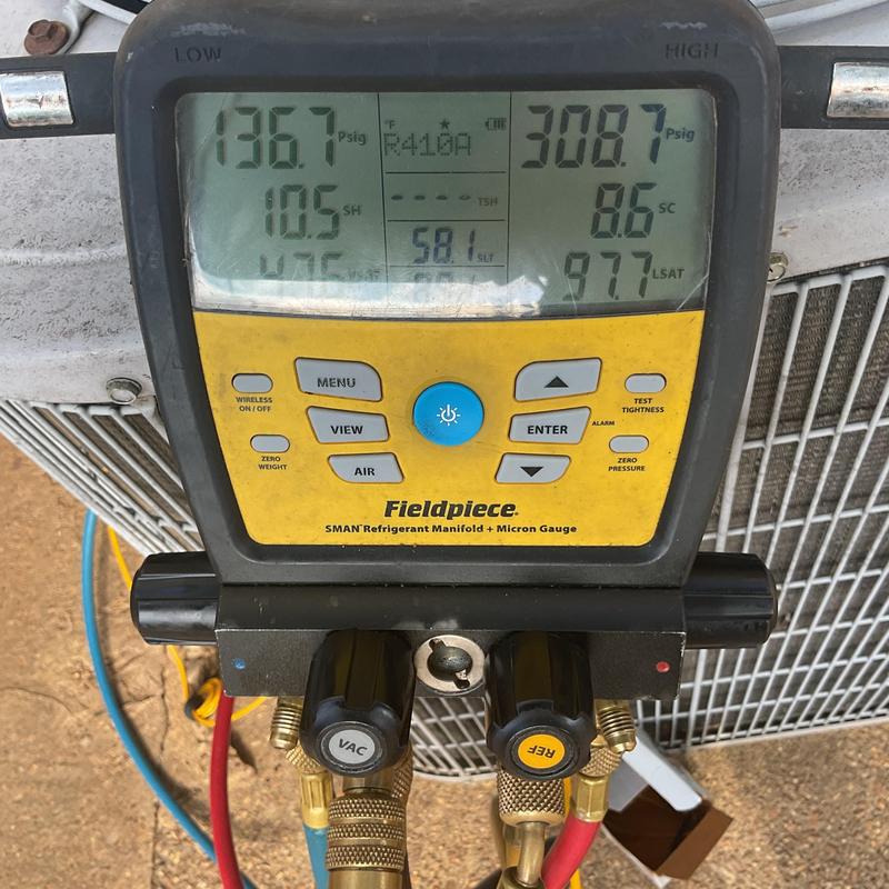 Refrigerant manifold gauge measuring air conditioner pressures Refrigerant manifold gauge measuring air conditioner pressures