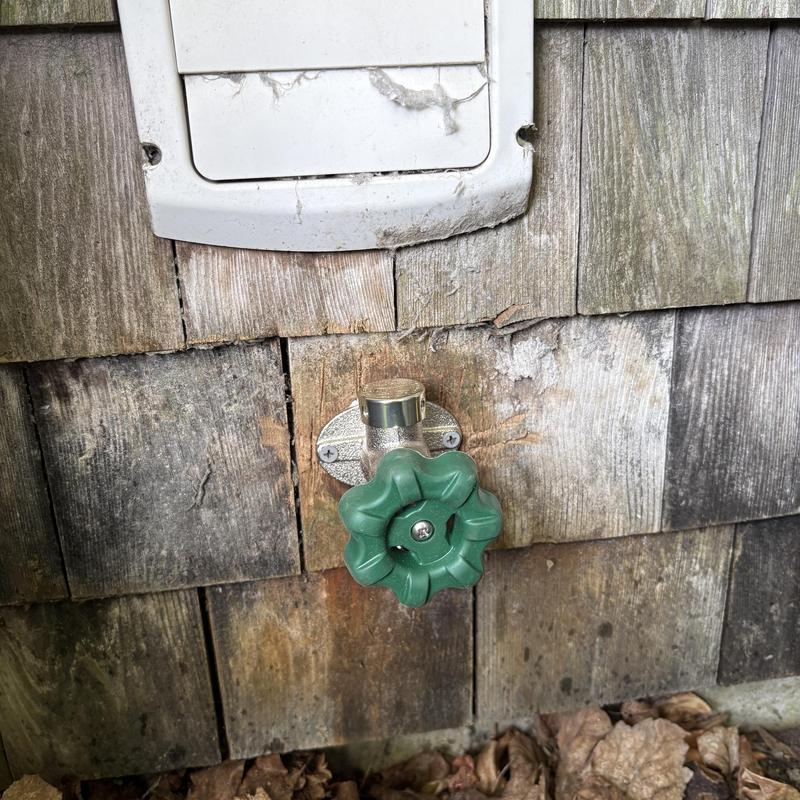Frost-free outdoor Silcock valve with green handle