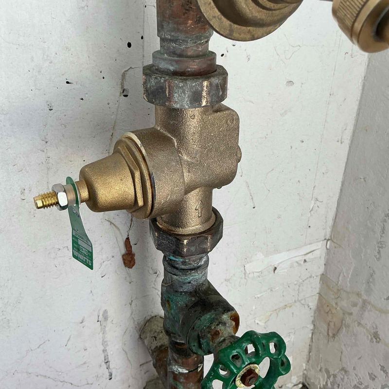 Pressure regulator valve with green shutoff valve