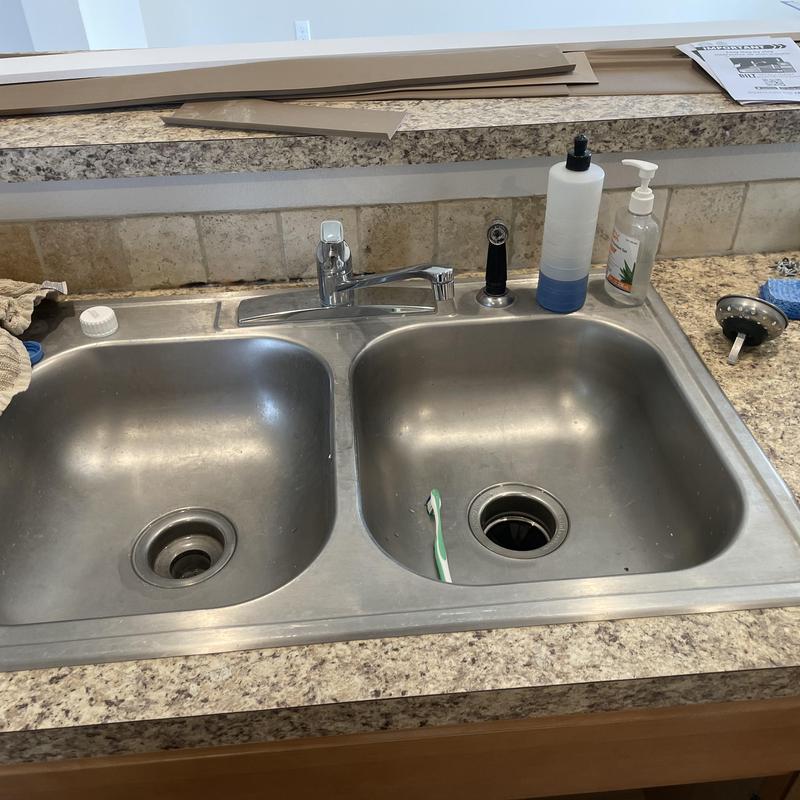 Glacier Bay kitchen faucet with pull-out sprayer installed