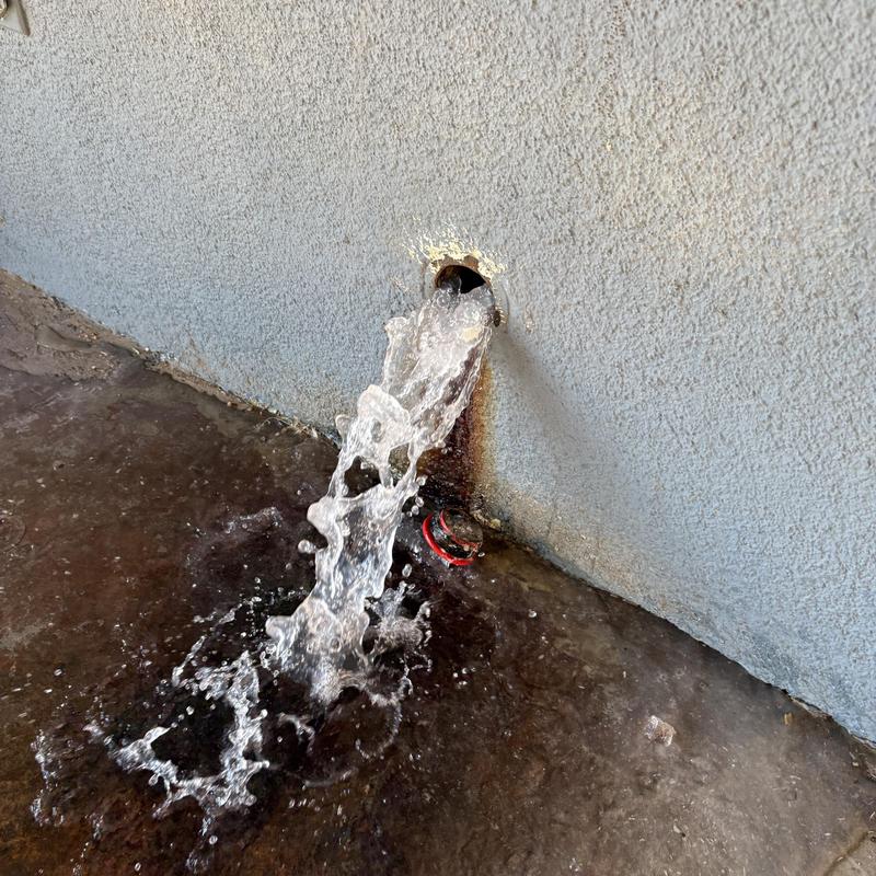 Exterior sewer cleanout with flowing water discharge