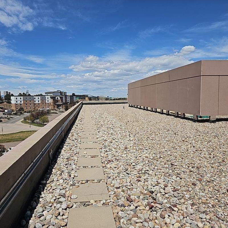 Ballast roofing system with walk path and parapet wall