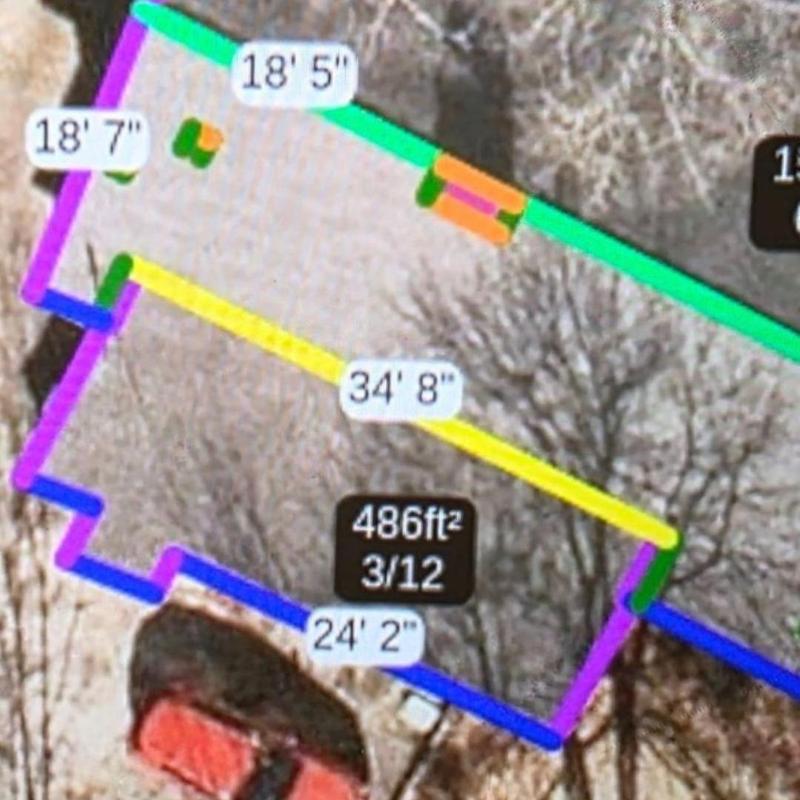 Roof measurement with colored boundary lines and dimensions