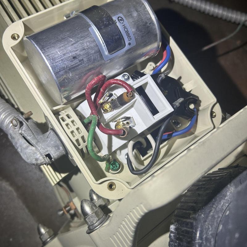 Pool pump capacitor wiring and breaker connection inside box