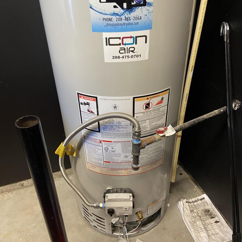 Water heater with gas valve and flexible connector installation