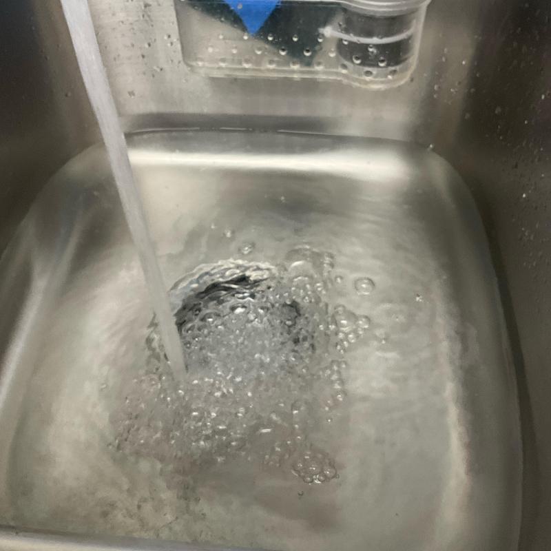 Kitchen sink basket strainer with running water and bubbles