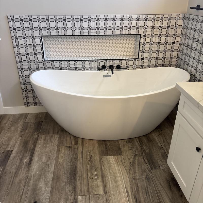 Freestanding bathtub with new silicone caulking