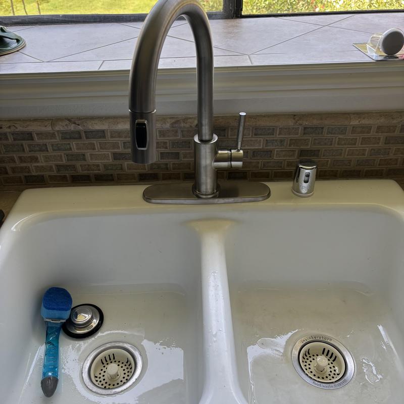 Delta kitchen faucet with dual sink and sprayer Delta kitchen faucet with dual sink and sprayer