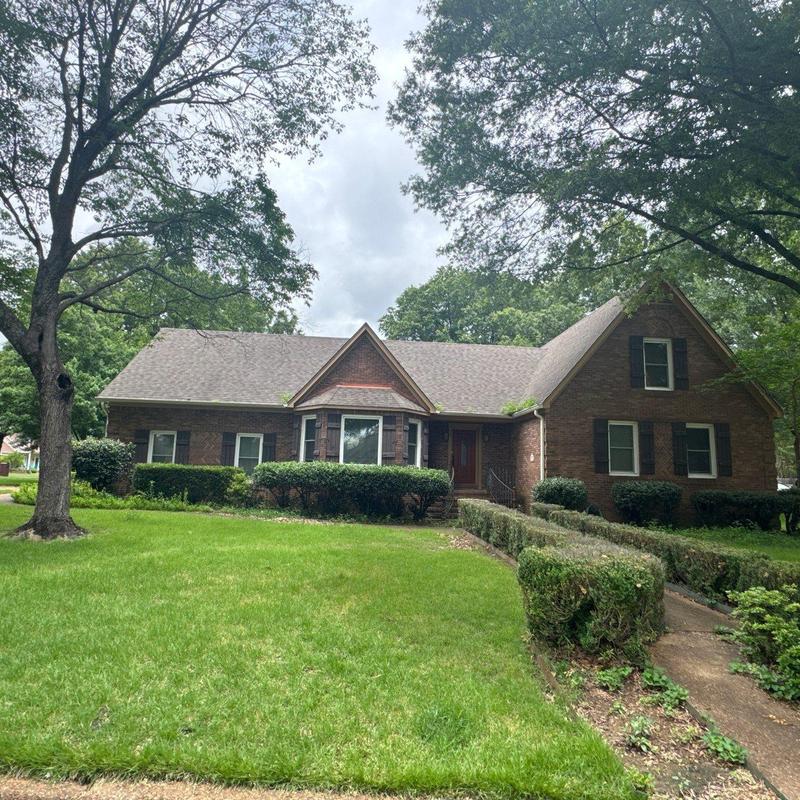 Owens Corning Oakridge asphalt roof on brick home Owens Corning Oakridge asphalt roof on brick home