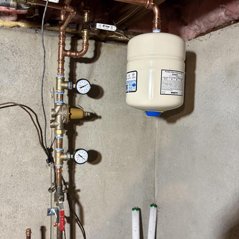 Pressure reducing valve with gauges and expansion tank
