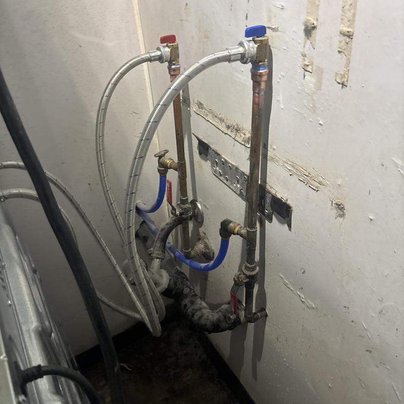 Laundry valve connections with flexible hoses