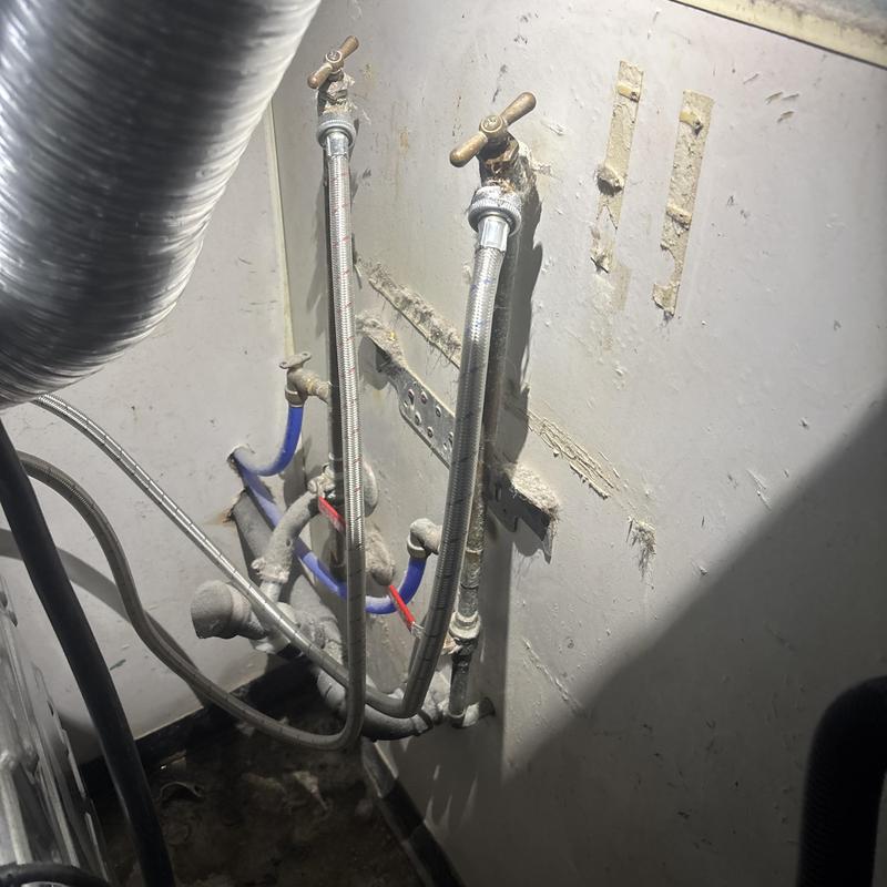 Laundry valve connections with braided supply lines