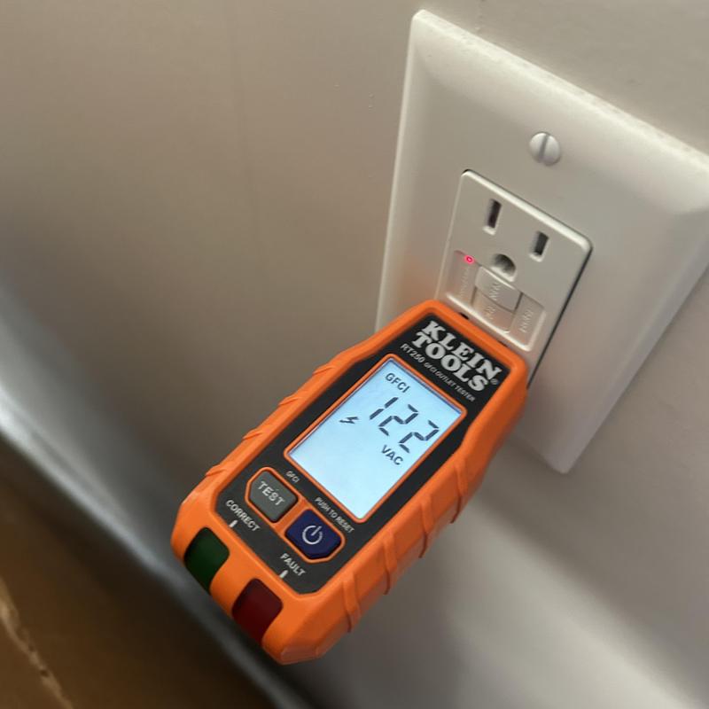 GFCI outlet voltage testing with Klein Tools meter