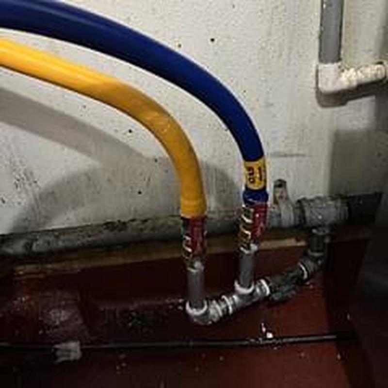 Commercial kitchen gas flex hose with tee and shutoff