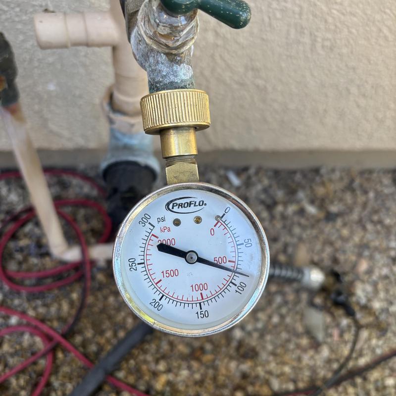 Pressure regulator valve pressure gauge reading