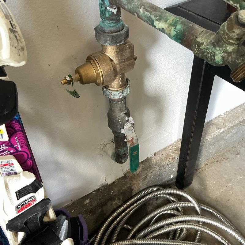 1-inch pressure regulator on copper piping installation