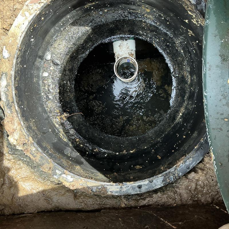 Septic tank inlet pipe with standing wastewater