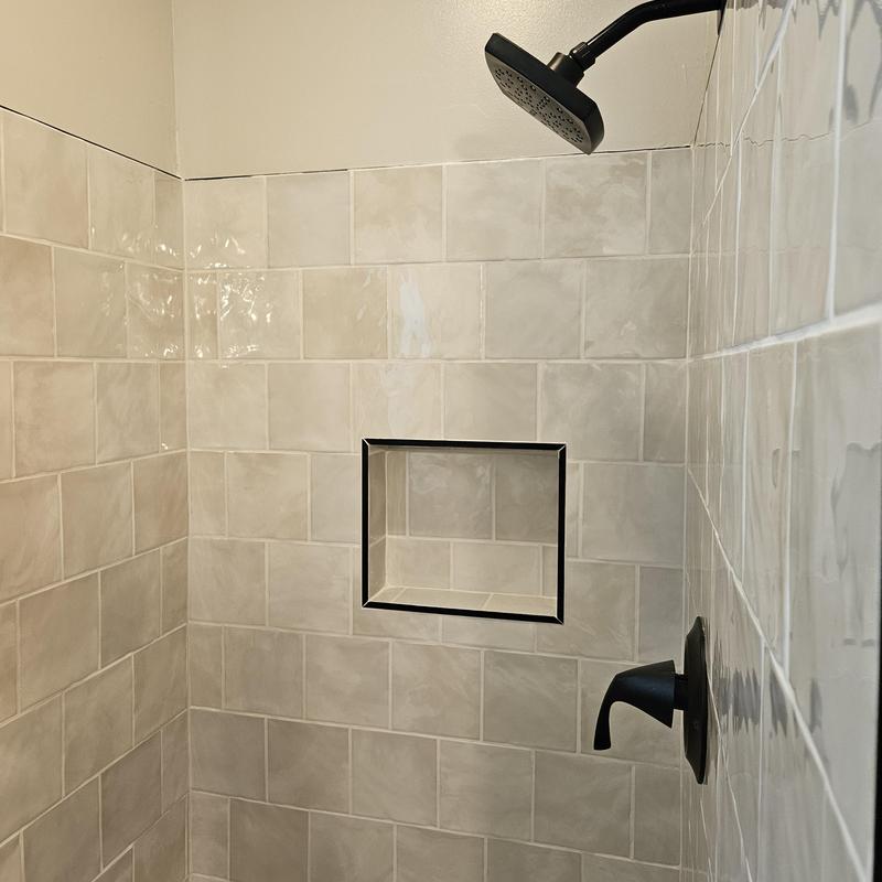 Shower tile with niche and matte black fixtures Shower tile with niche and matte black fixtures