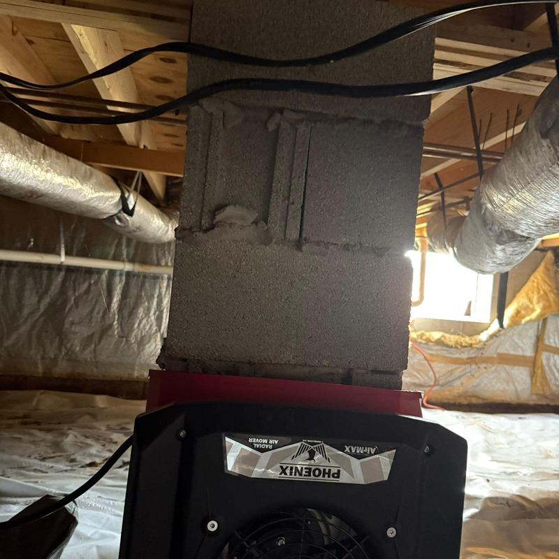 Crawl space ventilation ducts with humidifier unit