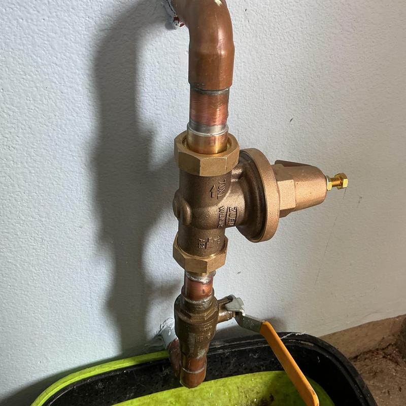 Pressure regulator with copper piping and shutoff valve Pressure regulator with copper piping and shutoff valve