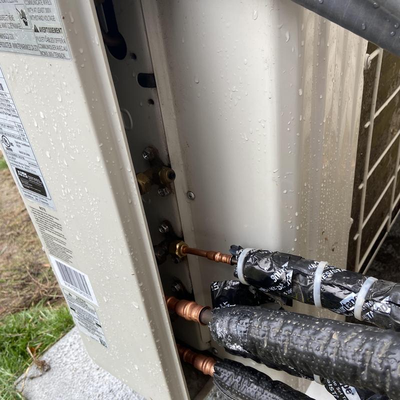 Outdoor heat pump refrigerant line connection and insulation
