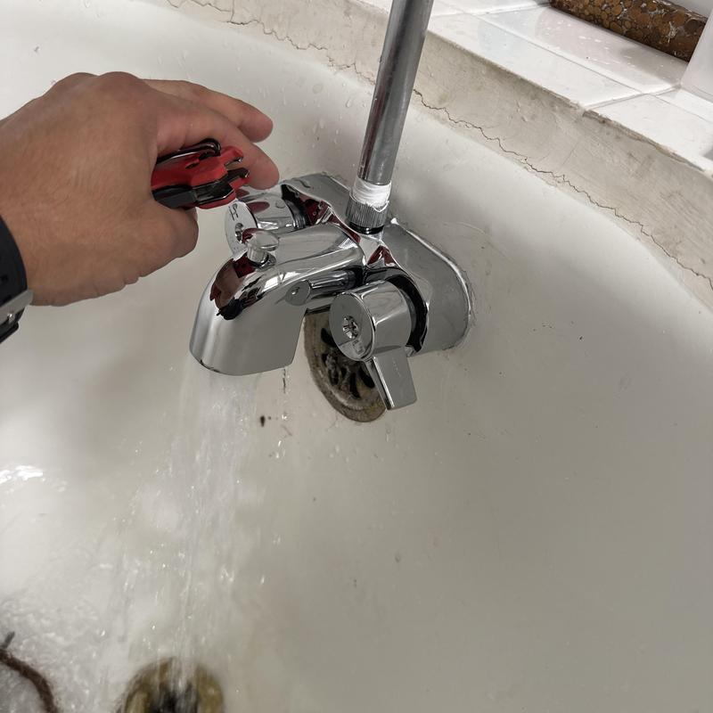Clawfoot tub faucet installation and water flow test