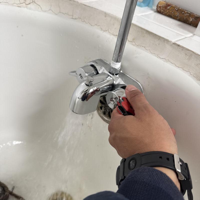 Clawfoot tub faucet installation with water flow test
