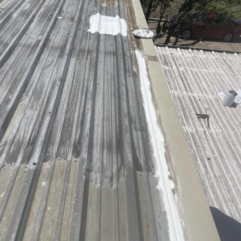 Metal roof seams with applied roofing sealant