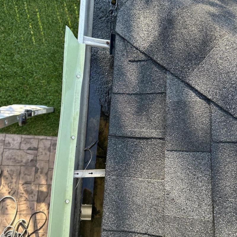 Roof drip edge improperly installed behind gutter