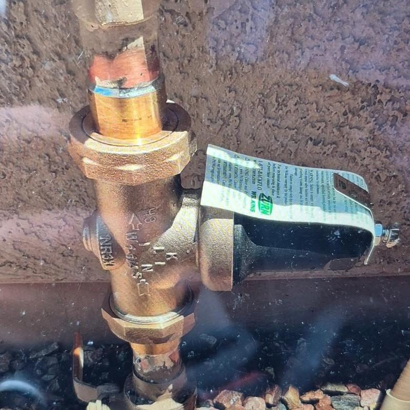 Pressure regulator valve with vacuum breaker installation