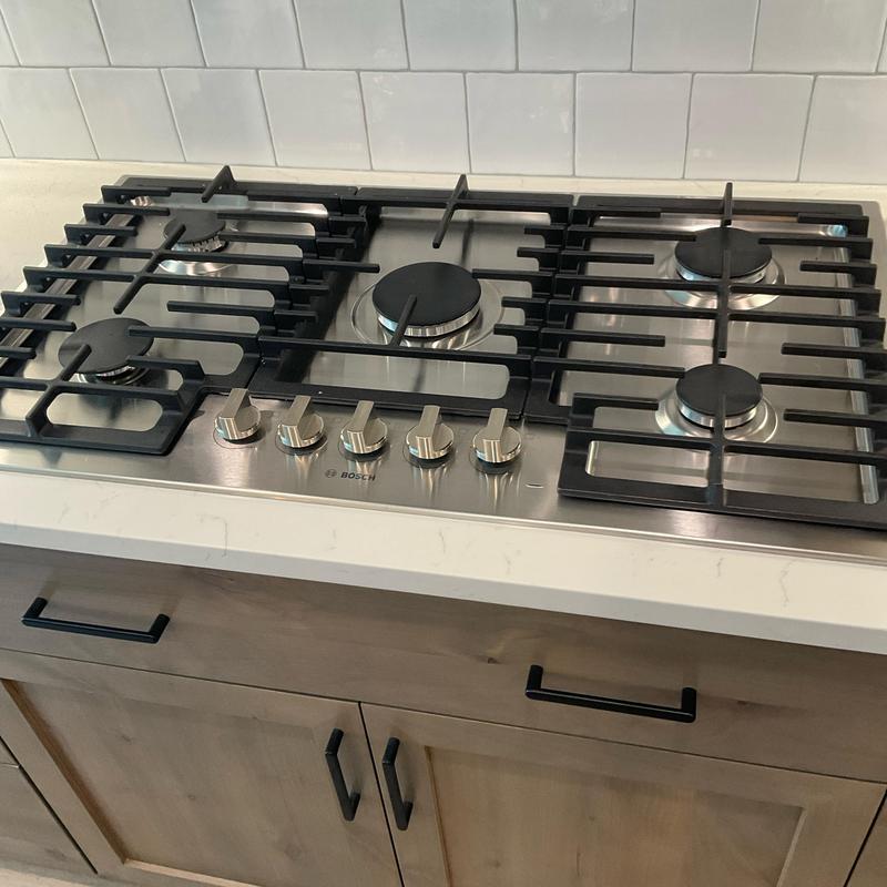 Gas stove top with electronic leak detection in kitchen