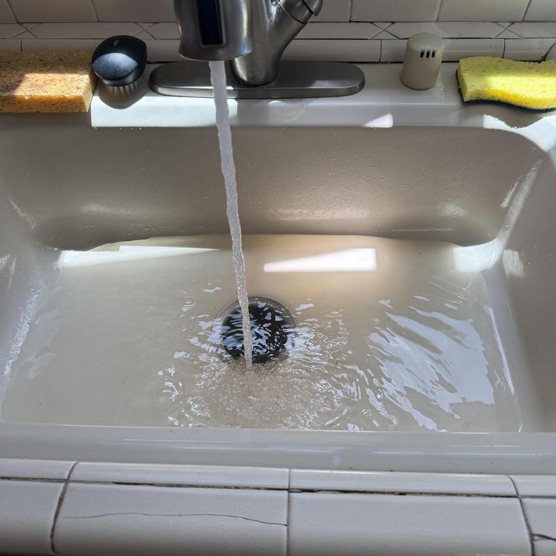 Basin faucet with running water and drain stopper