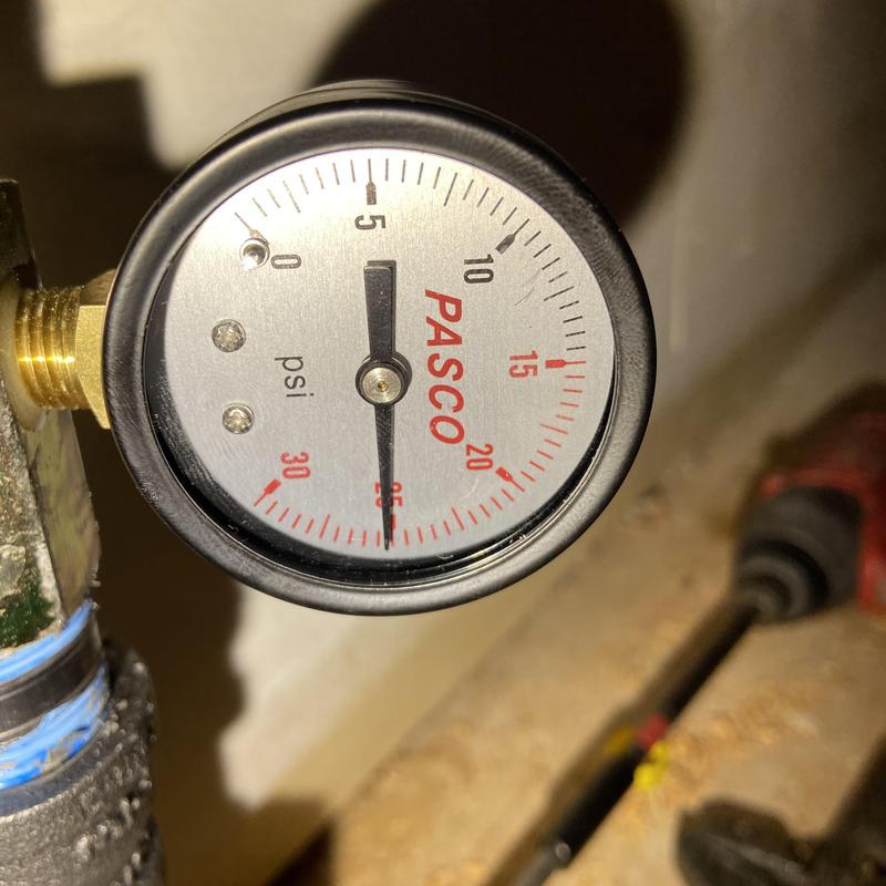 Gas pressure gauge showing zero psi on manifold system Gas pressure gauge showing zero psi on manifold system