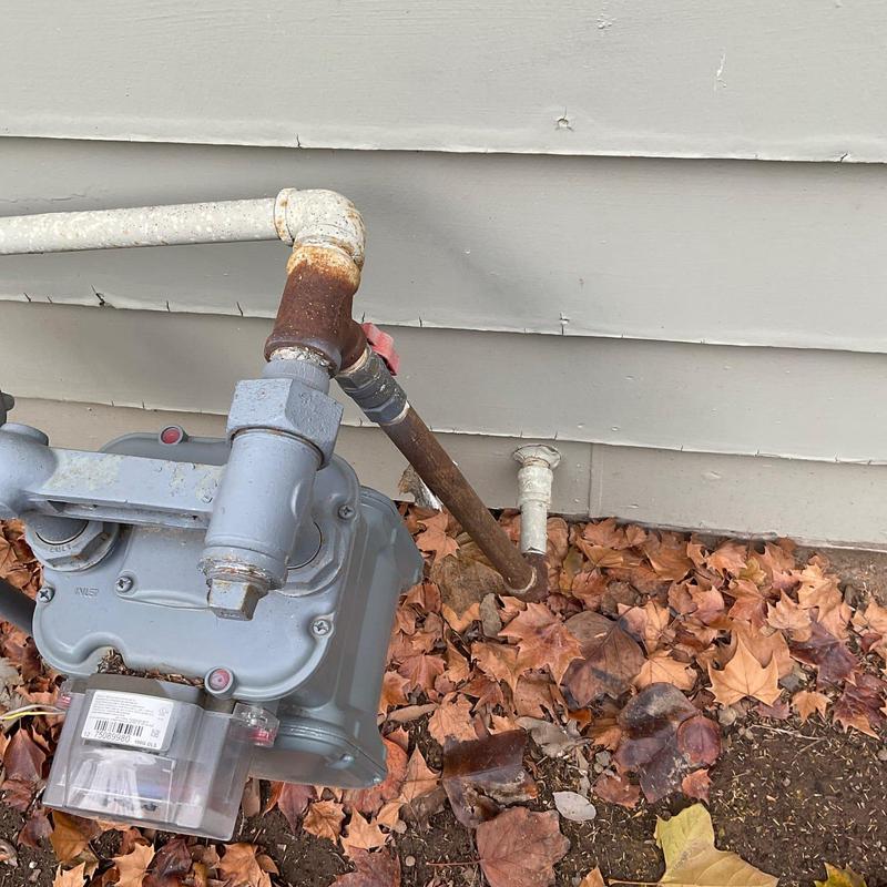 Gas meter with rusted piping and new manifold installation Gas meter with rusted piping and new manifold installation