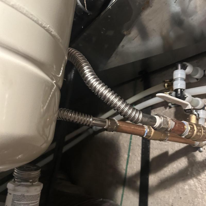 Water heater flexible connectors and copper piping installation Water heater flexible connectors and copper piping installation