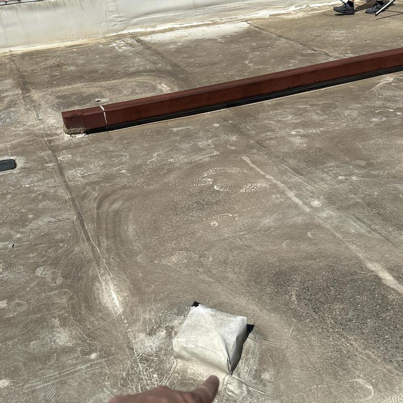 Roof membrane and flashing with footprint marks