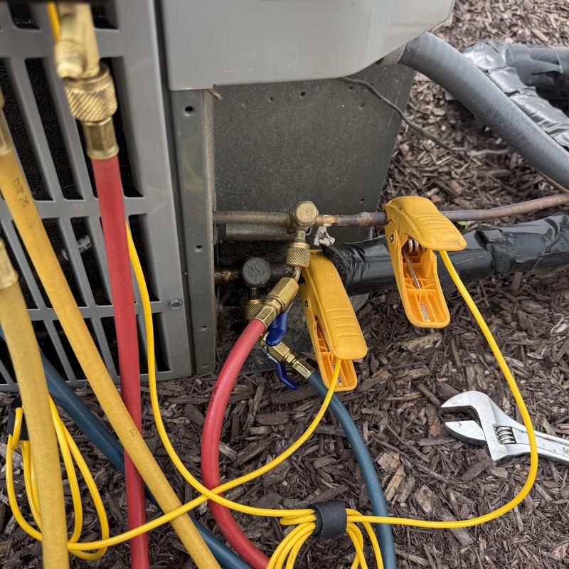 Air conditioner refrigerant service with hoses and gauges Air conditioner refrigerant service with hoses and gauges