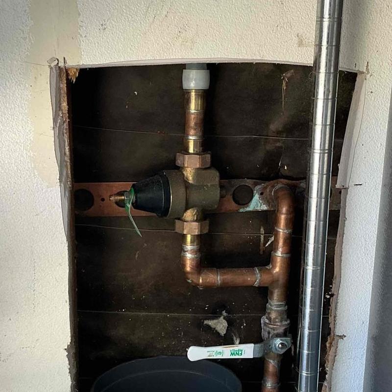 Watts pressure regulator with copper piping installation