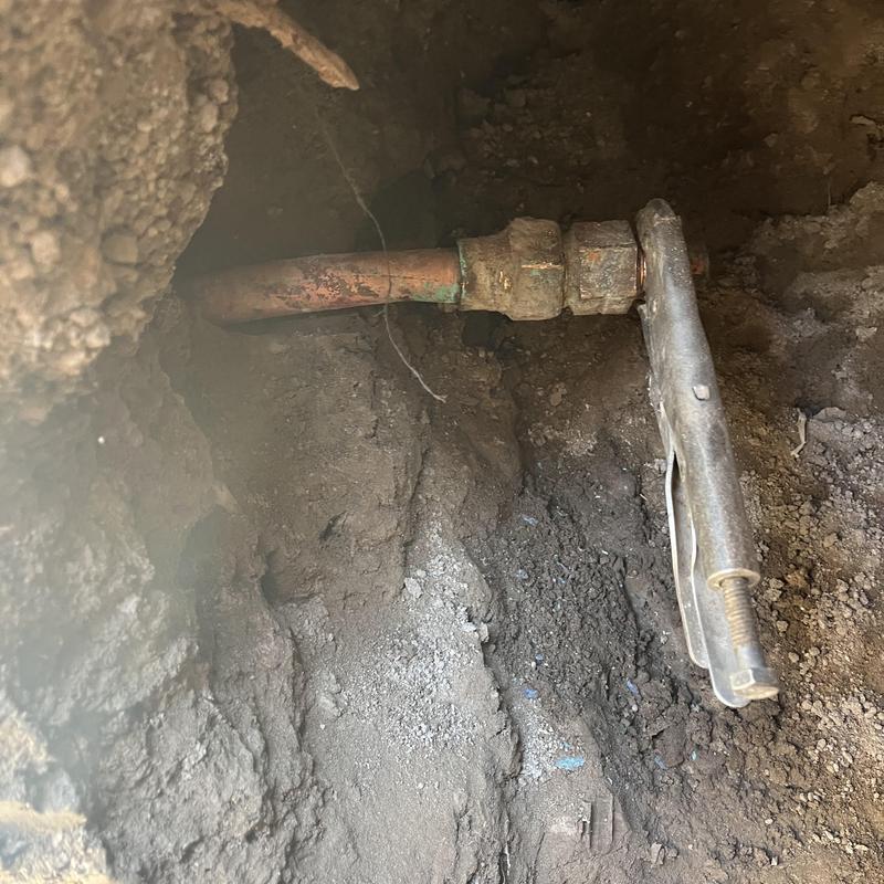 Watermain pipe valve with shutoff handle underground