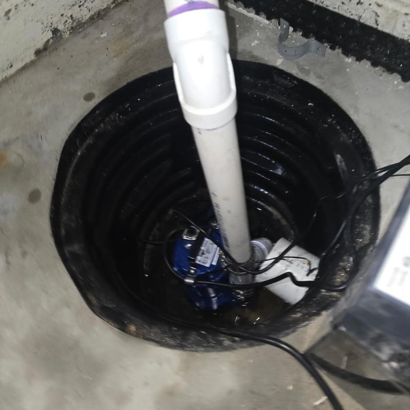 Battery backup combo sump pump installation in pit