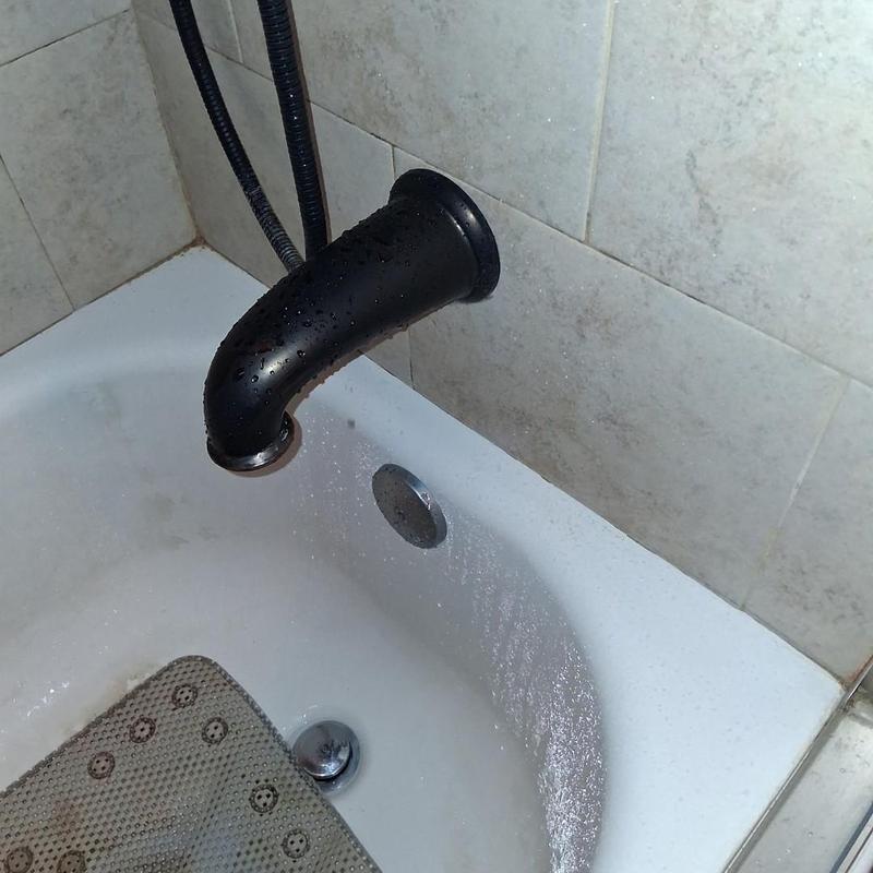 Tub spout leaking water in bathtub corner