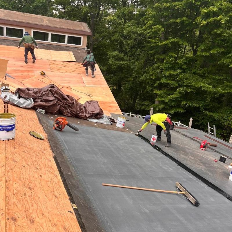 Rubber roofing membrane installation on wood deck Rubber roofing membrane installation on wood deck
